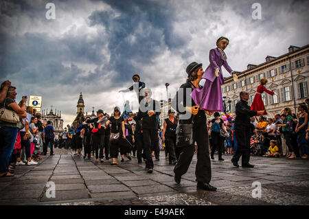 Turin, Italy. 6th July, 2014. Starting from Piazza S. Carlo.Torino Dance Festival, started in 2014 with the biennial De la Dance in Lyon and a large collaborative project, the focus of this report, the Defilè , a big parade that opens every two years, the Biennale de la dance in Lyon. Defilè to participate between 5 thousand and 6 thousand non-professional dancers and for the first time the event will take place in Italy . At the parade will be manipulated over 600 puppets and marionettes, by the participants Credit:  Realy Easy Star/Alamy Live News Stock Photo