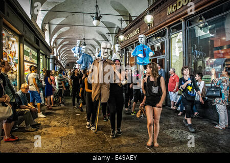 Turin, Italy. 6th July, 2014. Starting from Piazza S. Carlo.Torino Dance Festival, started in 2014 with the biennial De la Dance in Lyon and a large collaborative project, the focus of this report, the Defilè , a big parade that opens every two years, the Biennale de la dance in Lyon. Defilè to participate between 5 thousand and 6 thousand non-professional dancers and for the first time the event will take place in Italy . At the parade will be manipulated over 600 puppets and marionettes, by the participants Credit:  Realy Easy Star/Alamy Live News Stock Photo