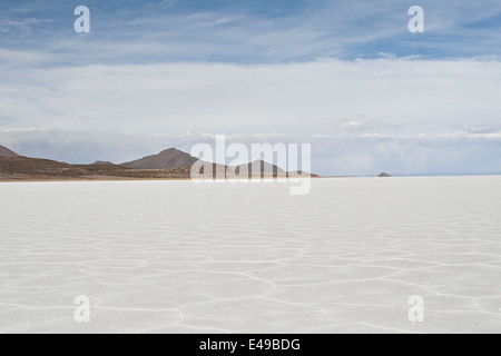 The Salar de Uyuni is the largest salt desert in the world continuously, with an area of 10,582 km ² Stock Photo