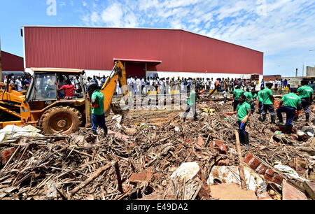 Chennai, India. 6th July, 2014. Workers clear the debris after the boundary wall of a warehouse collapsed on the outskirts of Chennai, India, July 6, 2014. At least 11 people were killed as wall of a warehouse collapsed on Sunday morning in Tiruvallur district of southern Indian state of Tamil Nadu, official sources said. Credit:  Stringer/Xinhua/Alamy Live News Stock Photo