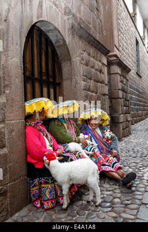 Quechua women in traditional dress at Calle Loreto, Cuzco, Peru, South America Stock Photo