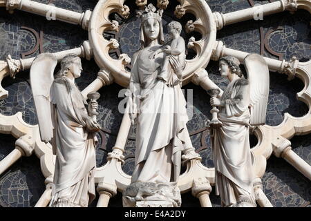 Crowned Virgin and child flanked by two angels, in front of the Rose window, Notre Dame de Paris Cathedral, Paris, France Stock Photo