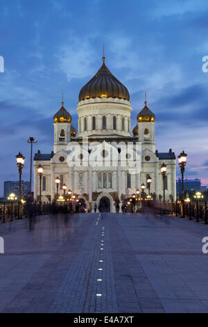 Bridge and Cathedral of Christ the Redeemer at night, Moscow, Russia, Europe Stock Photo