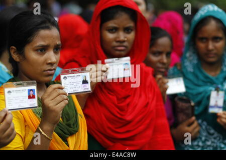 Dhaka, Bangladesh. 7th July, 2014. Bangladeshi garment workers shout slogans during a demonstration in Dhaka. The workers were demanding salary increases and a festival bonus ahead of the Islamic holiday festival Eid-al-Fitr which marks the end of the holy month of Ramadan Credit:  zakir hossain chowdhury zakir/Alamy Live News Stock Photo