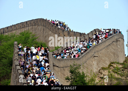 crowd of tourists on The Great Wall Badaling China Stock Photo ...