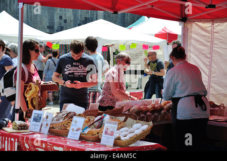 Totnes Good Food Sunday Market, Civic Hall Square, Totnes, South Ham District, Devon, England, United Kingdom Stock Photo