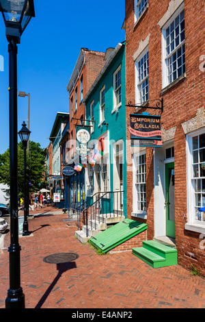 Shops, bars and restaurants on Thames Street in the historic Fell's Point district, Baltimore, Maryland, USA Stock Photo