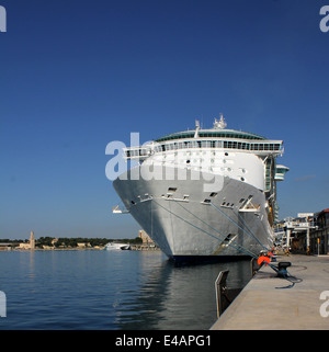 Mega Cruise ship “INDEPENDENCE OF THE SEAS” ( 338.92 mtrs long ) - operated by Royal Caribbean International Cruise line Stock Photo