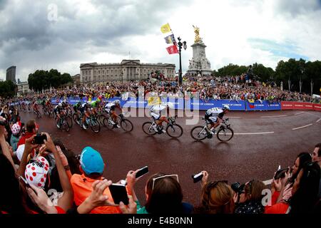 London, UK. 8th July, 2014. Contestants pass by the Buckingham Palace in Stage Three of the Tour de France, in London, on July 7, 2014. Credit:  Xinhua/Alamy Live News Stock Photo