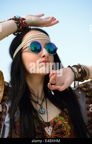 hippie girl in mirrored sunglasses Stock Photo: 71562473 - Alamy