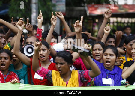 Dhaka, Bangladesh. 7th July, 2014. Bangladeshi garment workers shout slogans during a demonstration in Dhaka. The workers were demanding salary increases and a festival bonus ahead of the Islamic holiday festival Eid-al-Fitr which marks the end of the holy month of Ramadan © Zakir Hossain Chowdhury/NurPhoto/ZUMA Wire/Alamy Live News Stock Photo