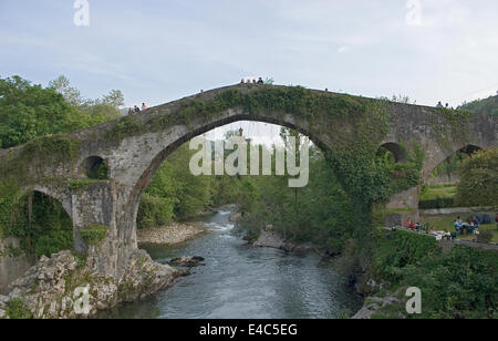 Picos de Europa mountain, Cantabria and Asturias province, Spain Roman bridge of Cangas de Onis Stock Photo