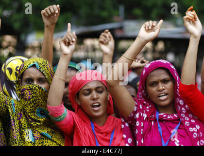 Dhaka, Bangladesh. 7th July, 2014. Bangladeshi garment workers shout slogans during a demonstration in Dhaka. The workers were demanding salary increases and a festival bonus ahead of the Islamic holiday festival Eid-al-Fitr which marks the end of the holy month of Ramadan © Zakir Hossain Chowdhury/NurPhoto/ZUMA Wire/Alamy Live News Stock Photo