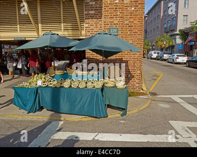 Booth selling sweet grass baskets and roses outside the Charleston City Market, South Carolina Stock Photo