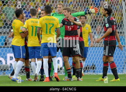 Belo Horizonte, Brazil. 08th July, 2014. Germany's goalkeeper Manuel Neuer (C), Thomas Mueller (C-L), argue with players of Brazil (L-R) Hulk, Oscar, Luiz Gustavo during the FIFA World Cup 2014 semi-final soccer match between Brazil and Germany at Estadio Mineirao in Belo Horizonte, Brazil, 08 July 2014. Photo: Thomas Eisenhuth/dpa/Alamy Live News Stock Photo