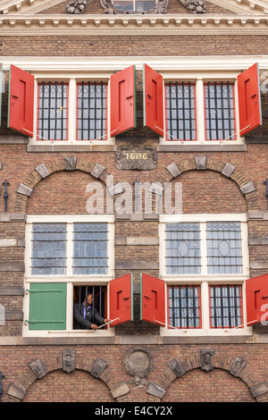 Amsterdam The Rembrandt House Museum, Het Rembrandthuis, Rembrandt Huis. Museum guard opening the shutters in the morning. Stock Photo