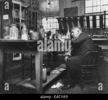 Thomas Alva Edison, seated in his laboratory, circa 1904 Stock Photo