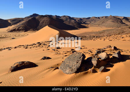Western escarpment of Tadrart plateau, Tassili N'Ajjer National Park, Unesco World Heritage Site, Sahara desert, Algeria Stock Photo