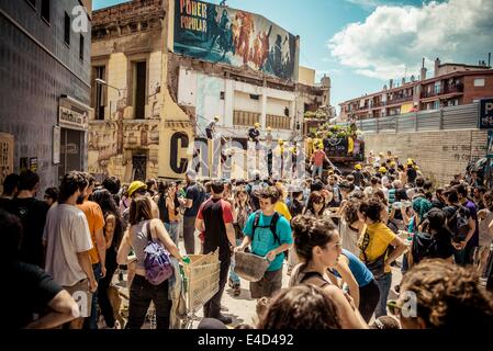 Barcelona, Spain. 31st May, 2014. Activists work the reconstruction of 'Can Vies'.' Hundreds of residents and supporters gather to rebuild the recently evicted half demolished autonomous social center. © Matthias Oesterle/ZUMA Wire/ZUMAPRESS.com/Alamy Live News Stock Photo
