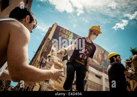Barcelona, Spain. 31st May, 2014. Activists work the reconstruction of 'Can Vies'.' Hundreds of residents and supporters gather to rebuild the recently evicted half demolished autonomous social center. © Matthias Oesterle/ZUMA Wire/ZUMAPRESS.com/Alamy Live News Stock Photo
