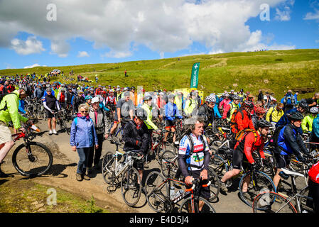 Slow descent for spectators after the 2014 Tour de France stage 1 on Buttertubs Pass or Le Cote de Buttertubs North Yorkshire Stock Photo