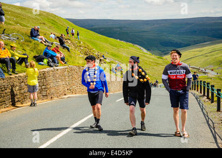 Spectators awaiting arrival of the 2014 Tour de France first stage over Buttertubs Pass or Le Cote de Buttertubs North Yorkshire Stock Photo