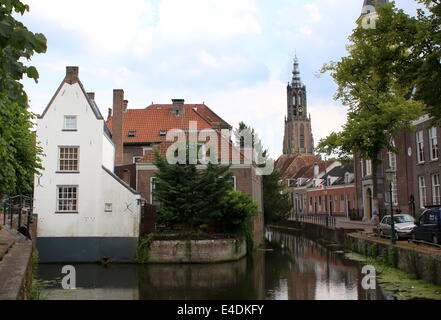 Langegracht canal in the medieval inner city of Amersfoort, The Netherlands with Onze lieve vrouwen toren  (Tower of Our Lady) Stock Photo