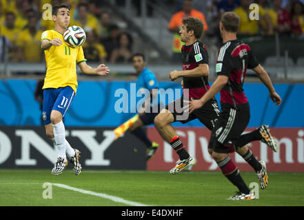 Belo Horizonte, Brazil. 8th July, 2014.  Oscar and Thomas Muller in semifinal match between Brazil and Germany, played at Mineirao stadium, 08 July 2014, correspondind to the 2014 World Cup. Photo: Urbanandsport/Nurphoto. Credit:  Urbanandsport/NurPhoto/ZUMA Wire/Alamy Live News Stock Photo