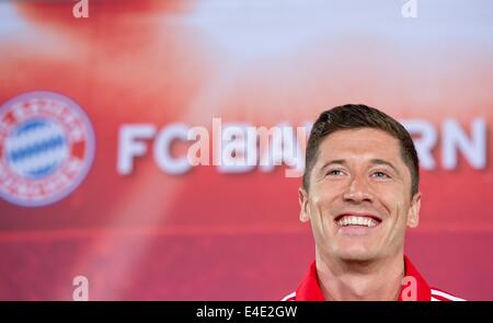 Munich, Germany. 09th July, 2014. New FC Bayern Munich player Robert Lewandowski speaks during a press conference on occassion of his introduction to the soccer team in Munich, Germany, 09 July 2014. Photo: SVEN HOPPE/dpa/Alamy Live News Stock Photo