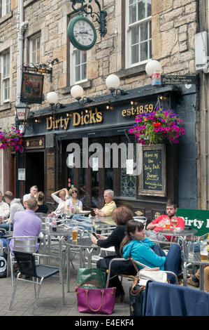 Customers relaxing outside of Dirty Dicks Pub in Edinburgh's Rose Street Stock Photo