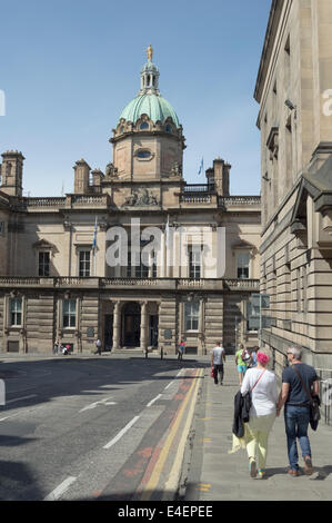 Couple walking down Bank Street towards the Bank of Scotland museum near Edinburgh's Royal Mile Stock Photo