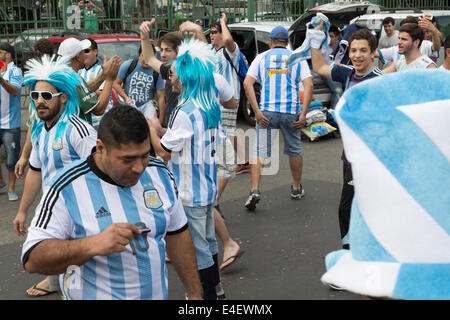 Sao Paulo, Brazil. 9th Jul, 2014. Argentina football fans are seen in the Anhembi Sambadrome area, where they camp, on the morning of this Wednesday, before Argentina vs Holland match in Sao Paulo, during the World Cup. Credit:  Andre M. Chang/Alamy Live News Stock Photo