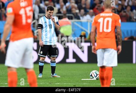 Corinthians Stadium, Sao Paulo, Brazil. 09th July, 2014. FIFA World Cup 2014 semi-final soccer match between the Netherlands and Argentina. Lionel Messi (Argentinien) denkt sich was kreatives aus Credit:  Action Plus Sports/Alamy Live News Stock Photo