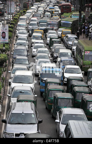 Dhaka, Bangladesh. 10th July, 2014. Vehicles are stuck in a traffic jam on a road in the rush hour during the Islamic holy month of Ramadan in central Dhaka, Bangladesh, July 10, 2014. © Shariful Islam/Xinhua/Alamy Live News Stock Photo