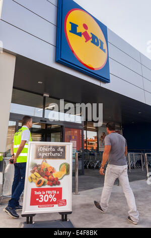 First customers entering the new Lidl Supermarket in Puerto santiago, near Los Gigantes, Tenerife, Canary Islands, Spain. Stock Photo