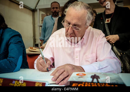 Barcelona, Spain. 23rd Apr, 2014. English thriller author FREDERICK FORSYTH signs his latest book during St Jordi day in Barcelona - Thousands of citizens and tourists fill the streets of the of Barcelona's city center to stroll between hundred of book and rose stands to celebrate Sant Jordi (St George's Day), Catalonia's patron saint, in a festive manner. © Matthias Oesterle/ZUMA Wire/ZUMAPRESS.com/Alamy Live News Stock Photo