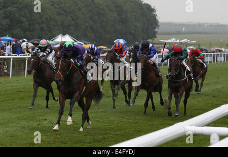 Newmarket, UK. 10th July, 2014. Moet and Chandon July Festival, Boylesports Ladies Day. Ivawood under Richard Hughes winning The Portland Place Properties July Stakes Credit:  Action Plus Sports/Alamy Live News