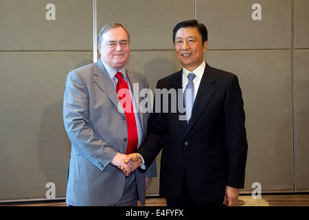 Guiyang, China's Guizhou Province. 10th July, 2014. Chinese Vice President Li Yuanchao (R) meets with British former deputy prime minister John Prescott who came to China to attend the Eco Forum Global Annual Conference 2014 in Guiyang, capital of southwest China's Guizhou Province, July 10, 2014. Credit:  Ou Dongqu/Xinhua/Alamy Live News Stock Photo