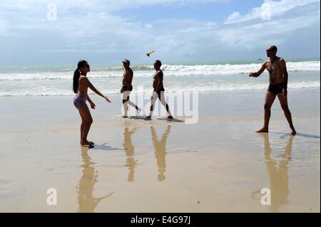 Natal, Brazil. 19th June, 2014. People play shuttlecock on a beach in Natal, Brazil, on June 19, 2014. © Guo Yong/Xinhua/Alamy Live News Stock Photo