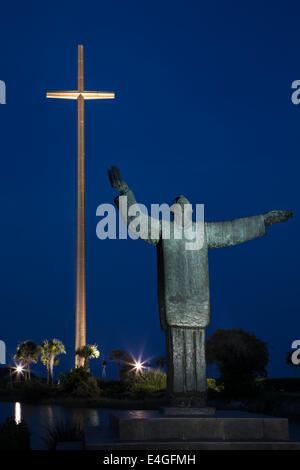 Twilight descends over Father Francisco López de Mendoza Grajales statue creating a beautiful night scene at the Mission Nombre Stock Photo