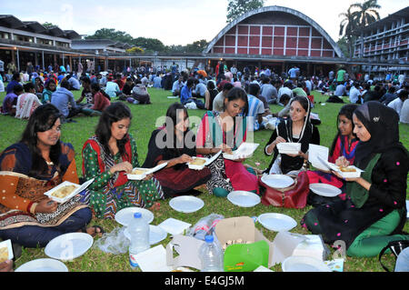 Dhaka, Bangladesh. 10th July, 2014. Students of Dhaka University take food after breaking the daytime fast during Islamic holy month of Ramadan at the Dhaka University campus in Dhaka, Bangladesh, July 10, 2014. © Shariful Islam/Xinhua/Alamy Live News Stock Photo