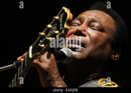 Avella, Italy. 10th July, 2014. George Benson live at Pomigliano Jazz Festival 2014. In photo: George Benson on stage while performing Credit:  Marco Cantile/NurPhoto/ZUMA Wire/Alamy Live News Stock Photo