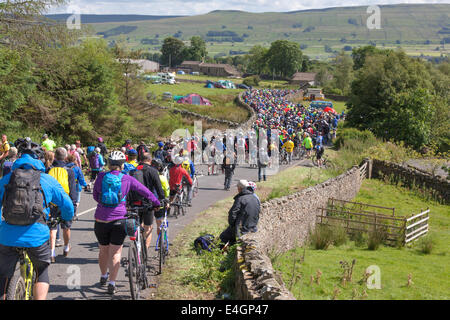 Spectators descend the Butter Tubs Pass after the Tour De France, July 2014 had passed near Hawes, North Yorkshire, England, UK Stock Photo