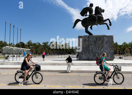 Thessaloniki, Greece. 11th July 2014. Tourists in front of a statue of Alexander the Great and his horse Bucephalus, during a sunny morning, in the city of Thessaloniki, Greece. The Association of Greek Tourism Enterprises (SETE) increased its estimate for international tourist arrivals in 2014 to 19 million from 18.5 million last year. Thessaloniki, Greece on July 11, 2014. Credit:  Konstantinos Tsakalidis/Alamy Live News Stock Photo