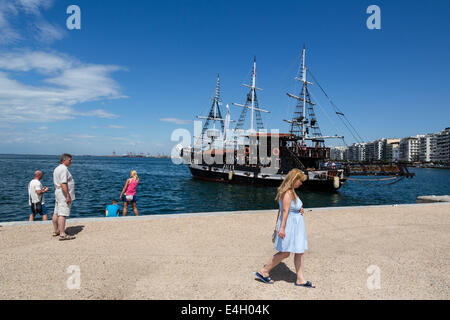 Thessaloniki, Greece. 11th July 2014. Tourists walk at the seafront of Thessaloniki, Greece. The Association of Greek Tourism Enterprises (SETE) increased its estimate for international tourist arrivals in 2014 to 19 million from 18.5 million last year. Thessaloniki, Greece on July 11, 2014. Credit:  Konstantinos Tsakalidis/Alamy Live News Stock Photo