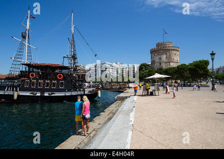 Thessaloniki, Greece. 11th July 2014. Tourists disembark from a cafe-bar boat in front of city's landmark, the White Tower, at the seaside of Thessaloniki, Greece. The Association of Greek Tourism Enterprises (SETE) increased its estimate for international tourist arrivals in 2014 to 19 million from 18.5 million last year. Thessaloniki, Greece on July 11, 2014. Credit:  Konstantinos Tsakalidis/Alamy Live News Stock Photo
