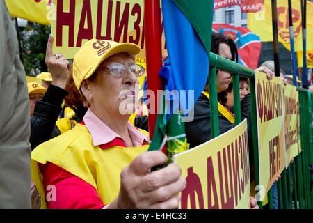 Moscow, Russia. 11h July, 2014. The Just Russia party activists rally in central Moscow in support of southeast Ukraine Credit:  Nikolay Vinokurov/Alamy Live News Stock Photo