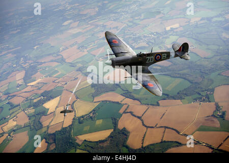 RAF pilot Henry 'Pat' Lardner-Burke in his Spitfire Mk IX, MH434, downing a Luftwaffe Focke-Wulf Fw 190 over France. Stock Photo