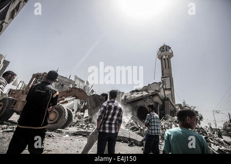 Gaza, Palestinian Territory. 12th July, 2014. Palestinian inspects the Farouq Mosque was destroyed following an air strike in Nuseirat refugee camp in the central Gaza Strip, July 12, 2014. Toll in the Gaza Strip topped 121, as Israel bombed dozens of targets overnight in the fifth day of air strikes. A statement by the Israeli army said it had targeted militants in early July 10, 12, six of them have been firing rockets into Israel at a time when it was launched. 12th July, 2014. Credit:  ZUMA Press, Inc./Alamy Live News