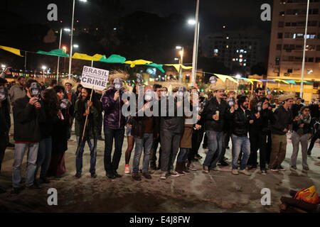 Sao Paulo, Brazil. 12th July, 2014. Demonstrators protest against the imprisonment of activists who were arrested in a previous demonstration against the 2014 FIFA World Cup in Roosevelt square. Credit:  Tiago Mazza Chiaravalloti/Pacific Press/Alamy Live News Stock Photo